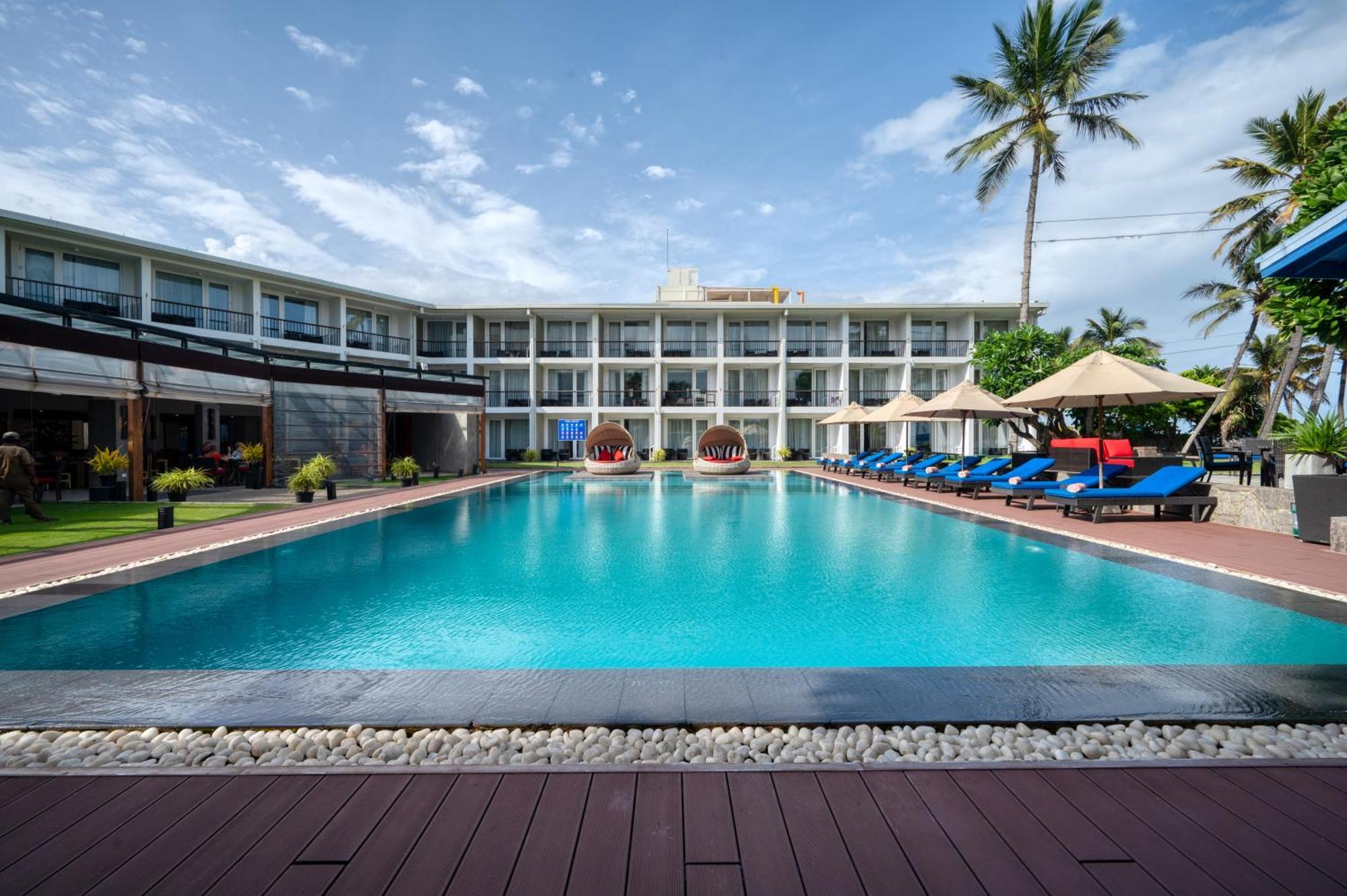 Camelot Beach Hotel Negombo Exterior photo