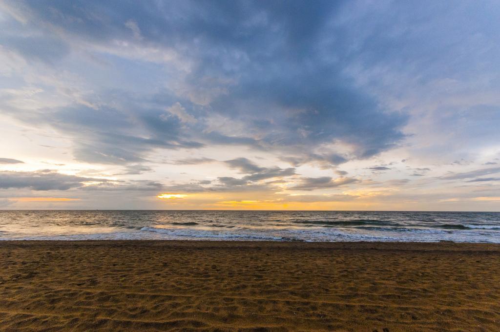 Camelot Beach Hotel Negombo Exterior photo